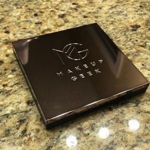 Makeup Geek 9 pan magnetic eyeshadow case